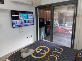 Luxury Jacuzzi Near Beach, APT with 80sq garden